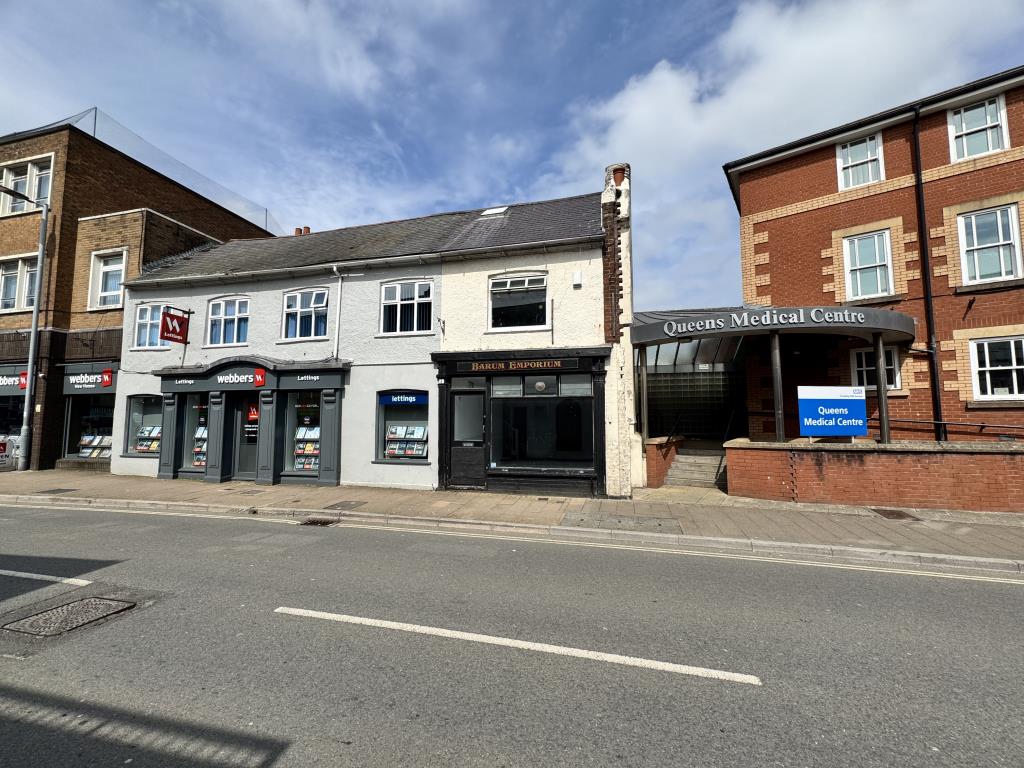 Lot: 78 - SHOP WITH OFFICE ACCOMMODATION ON UPPER FLOORS - Front of the property with popular access to bus station